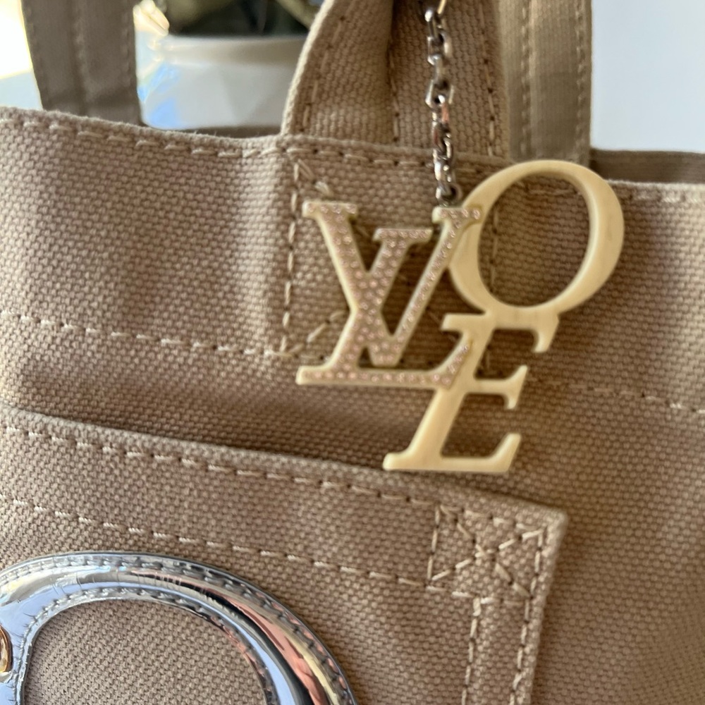 That’s Love authentic tote by Louis Vuitton AUTHENTIC! - Picture 4 of 15